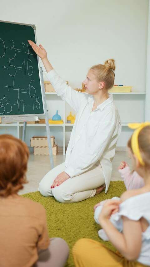 teaching
classroom
sit on the flow
black bord
