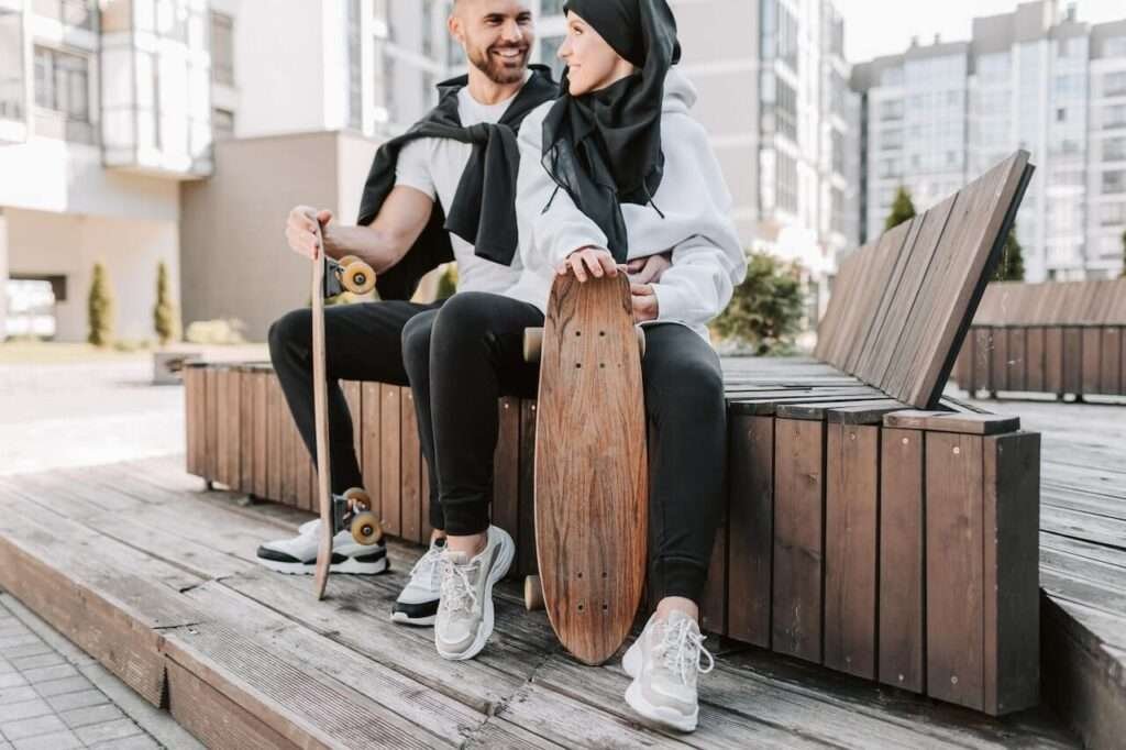 girl and boy
skatebord
sit
