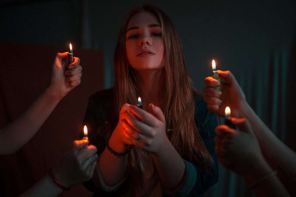 Girl with candles 6 HABITS OF PEOPLE WITH EMOTIONAL INTELLIGENCE